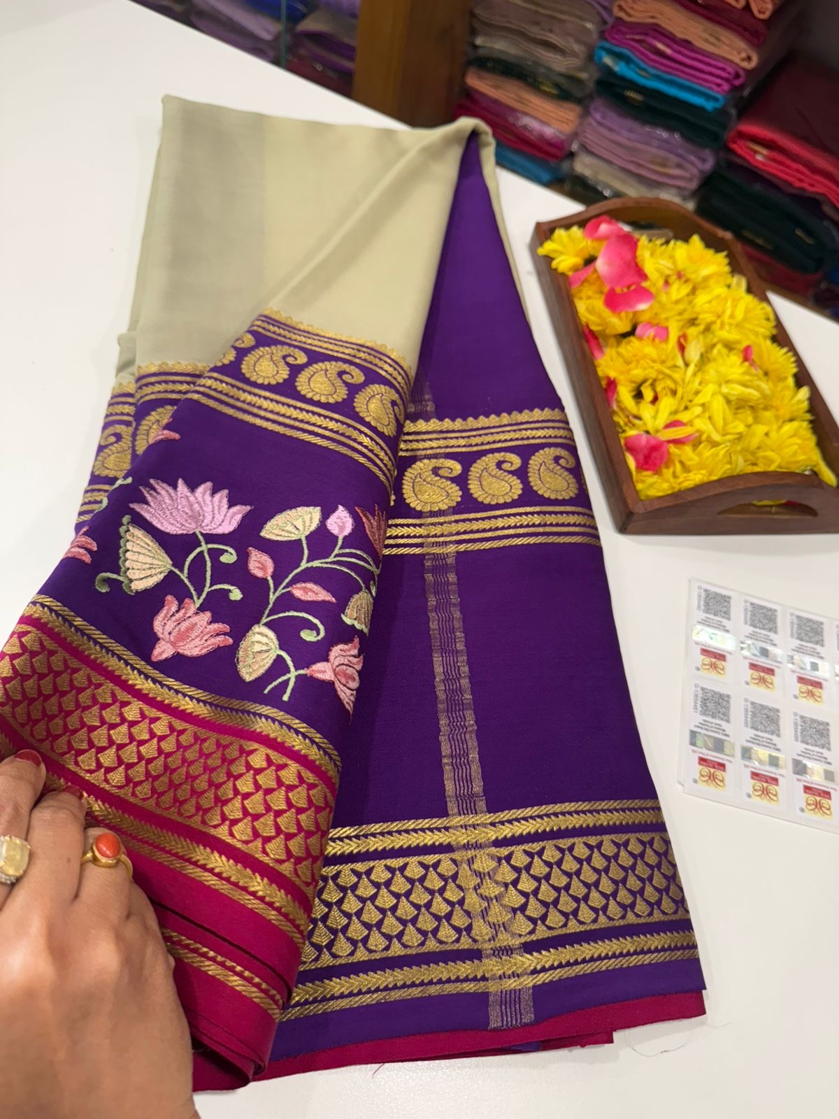 ❤️Embroidery Mysore silk sarees ❤️
❤️Traditional border with all 3D colors in embroidery pattern sarees ❤️