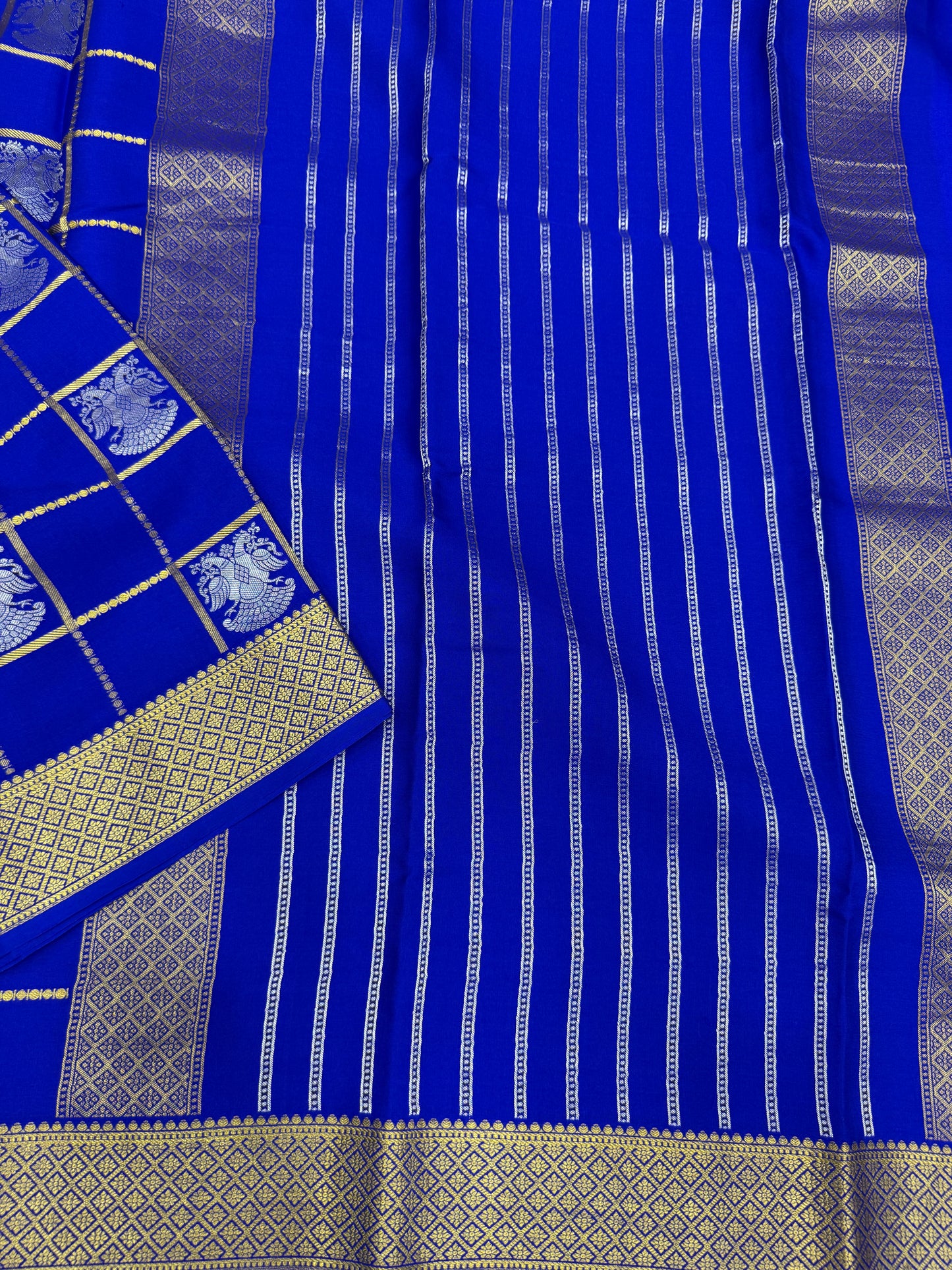 Gandaberunda checks motif
