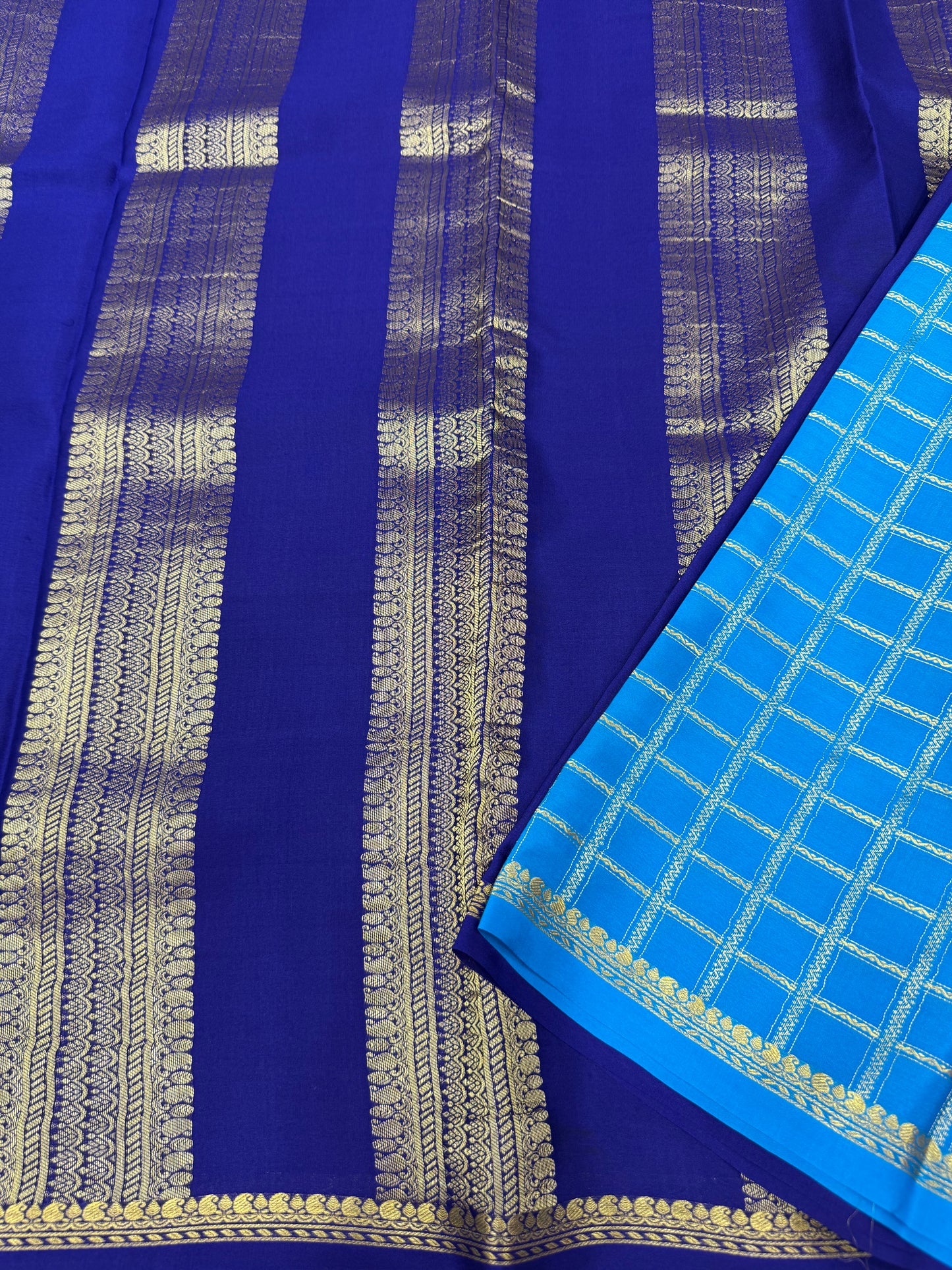 Self checks contrast pallu