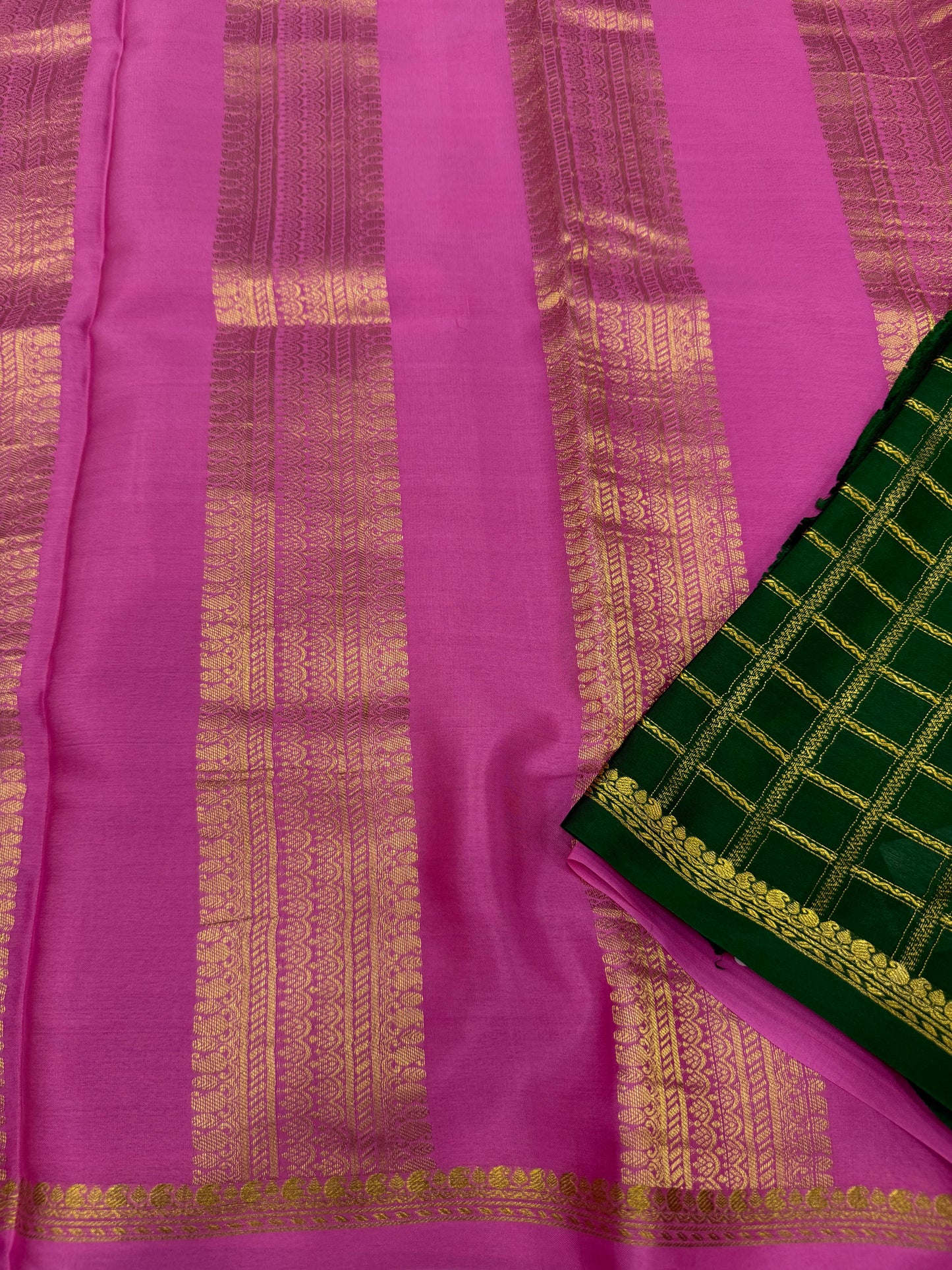 Self checks contrast pallu
