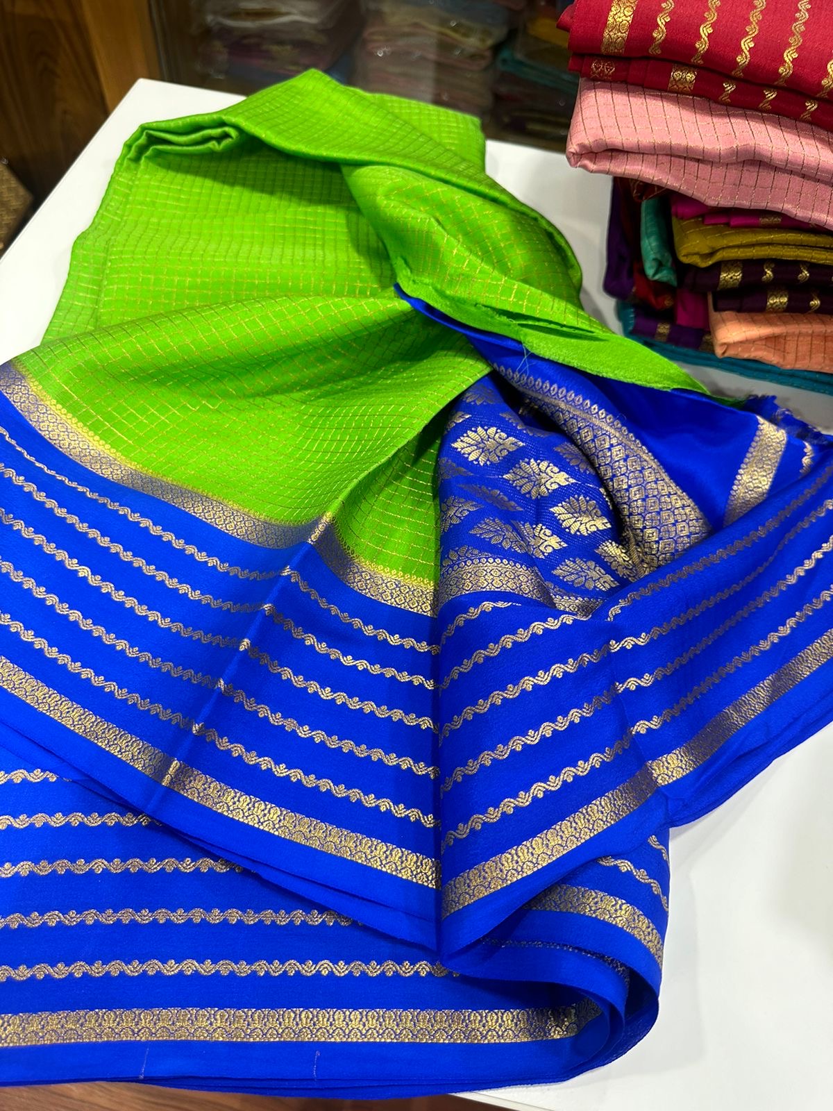 Small checks contrast with rich pallu