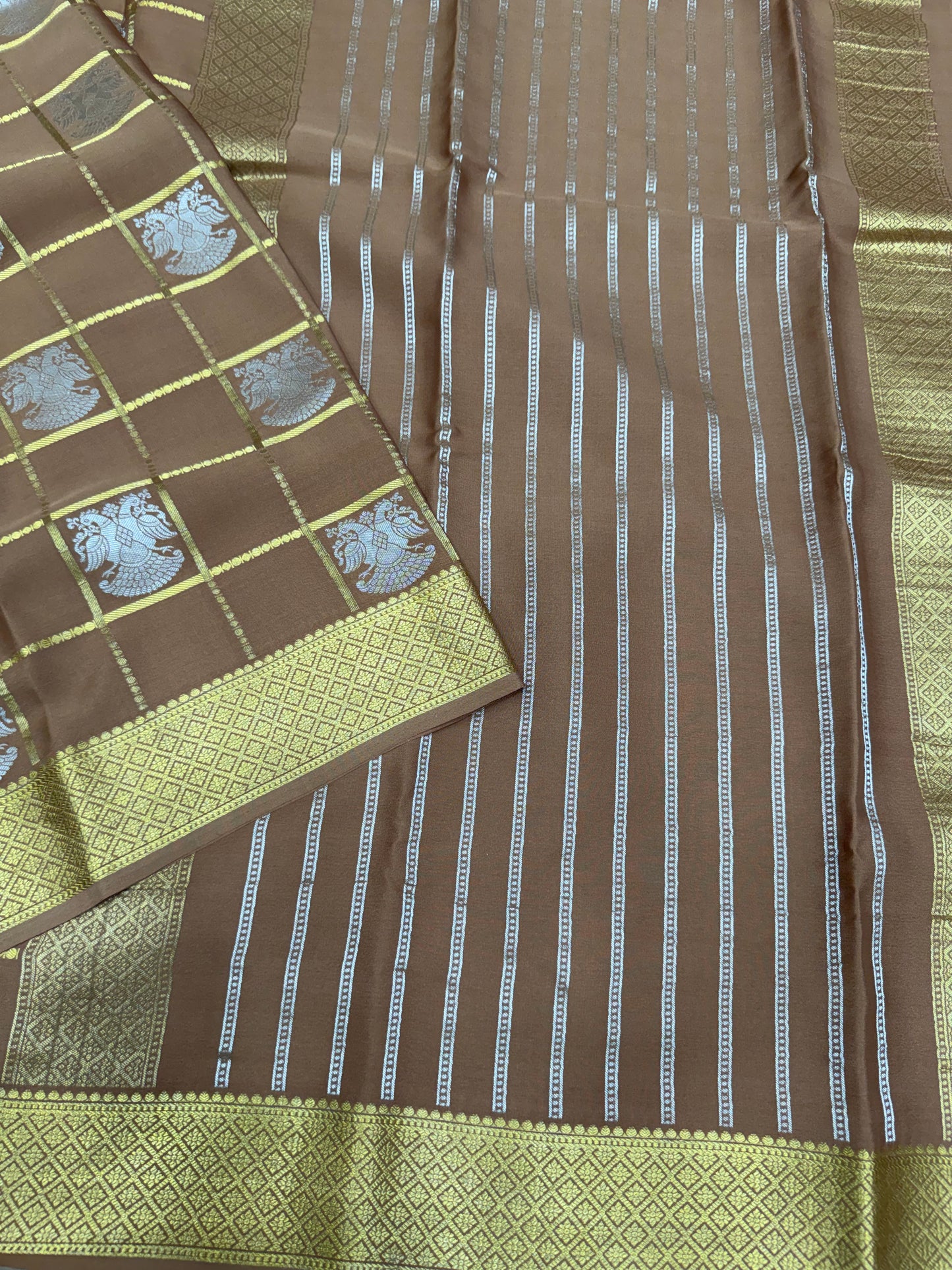 Gandaberunda checks motif