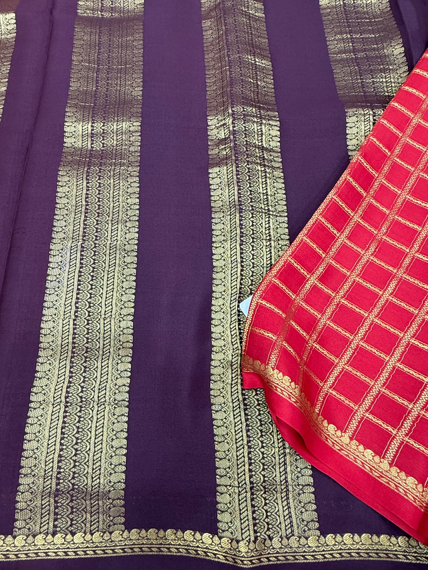 Self checks contrast pallu