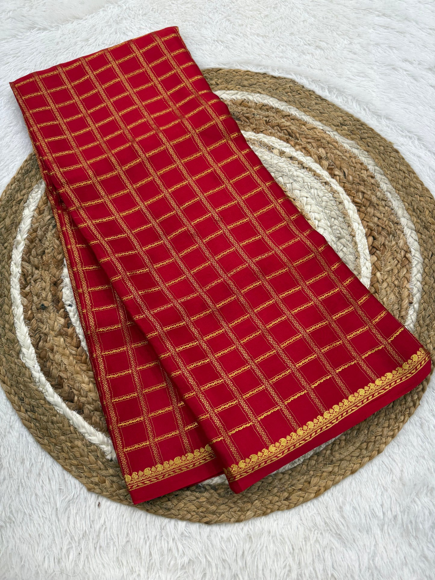 Contrast pallu and blouse