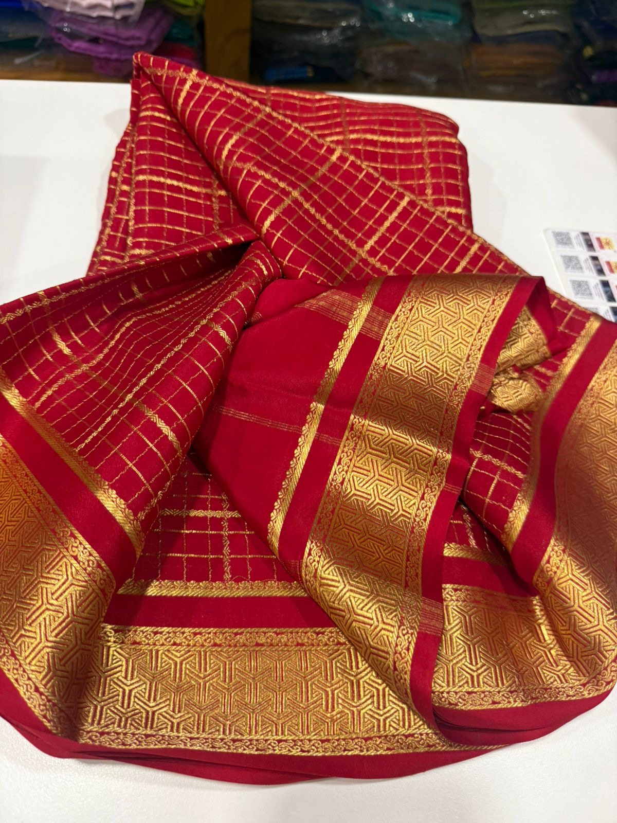 Checks self pattern with rich pallu