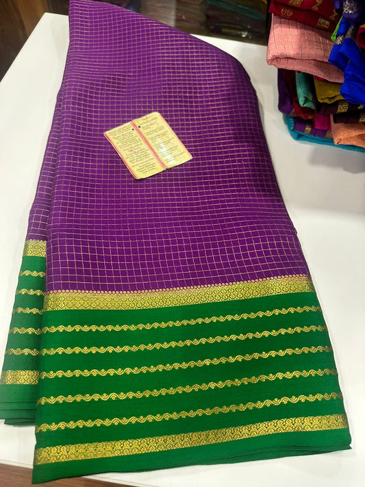 Small checks contrast with rich pallu