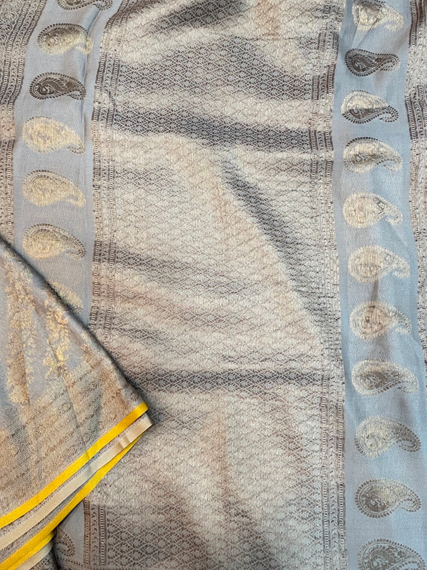 Mango border peacock lines butta