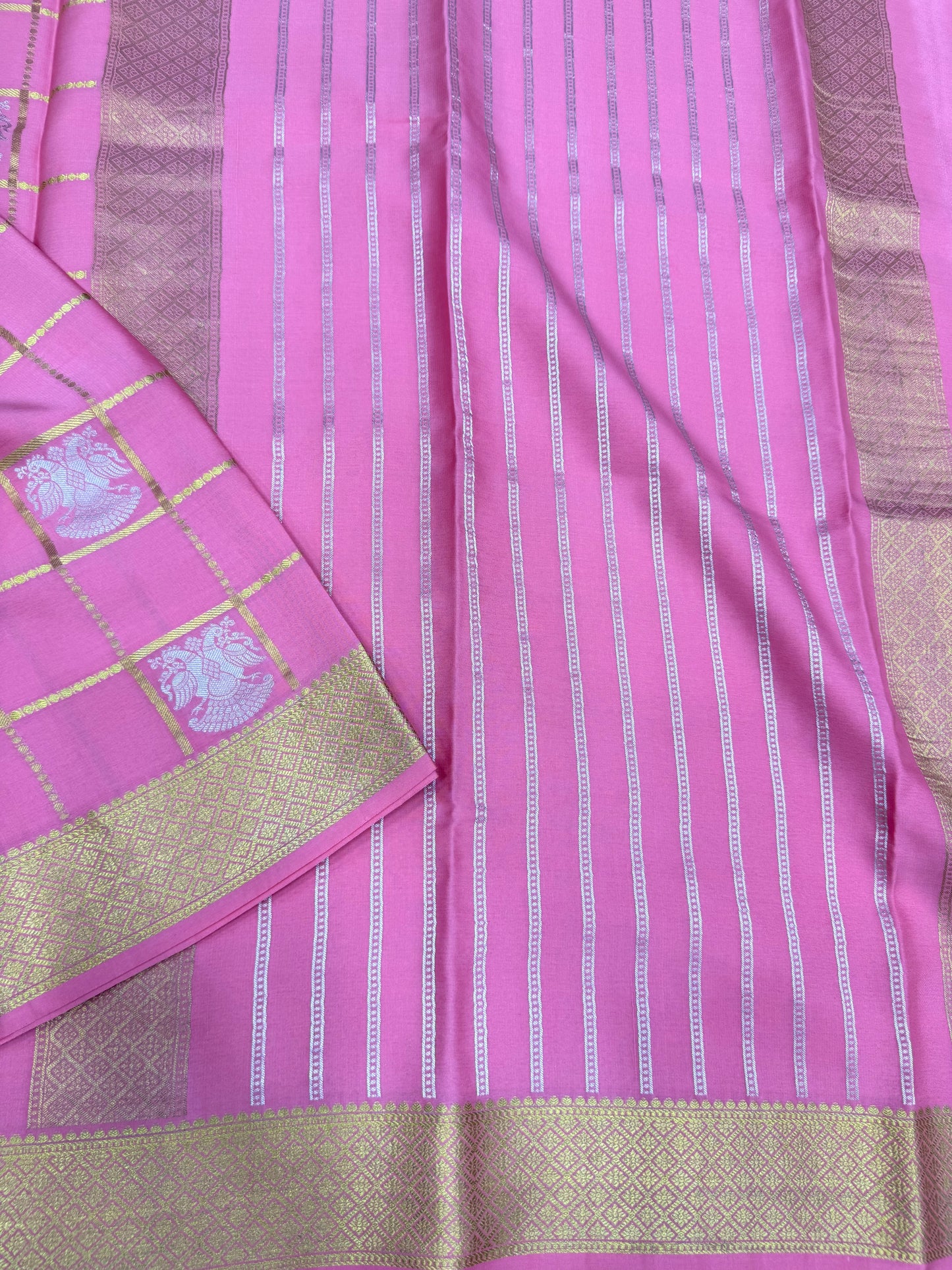 Gandaberunda checks motif