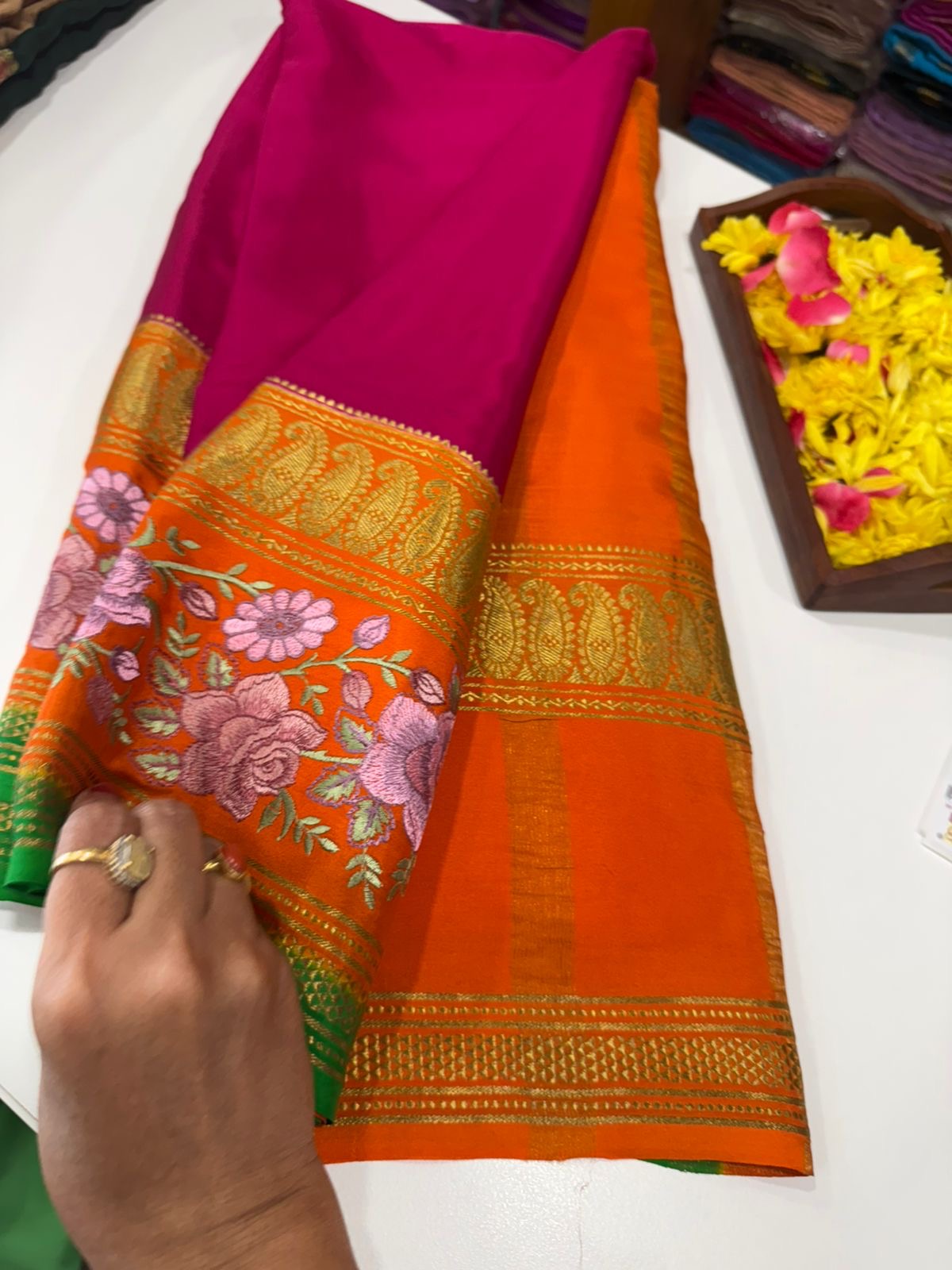 ❤️Embroidery  Mysore silk sarees  ❤️

❤️Traditional border with all  3D colors in embroidery pattern sarees ❤️