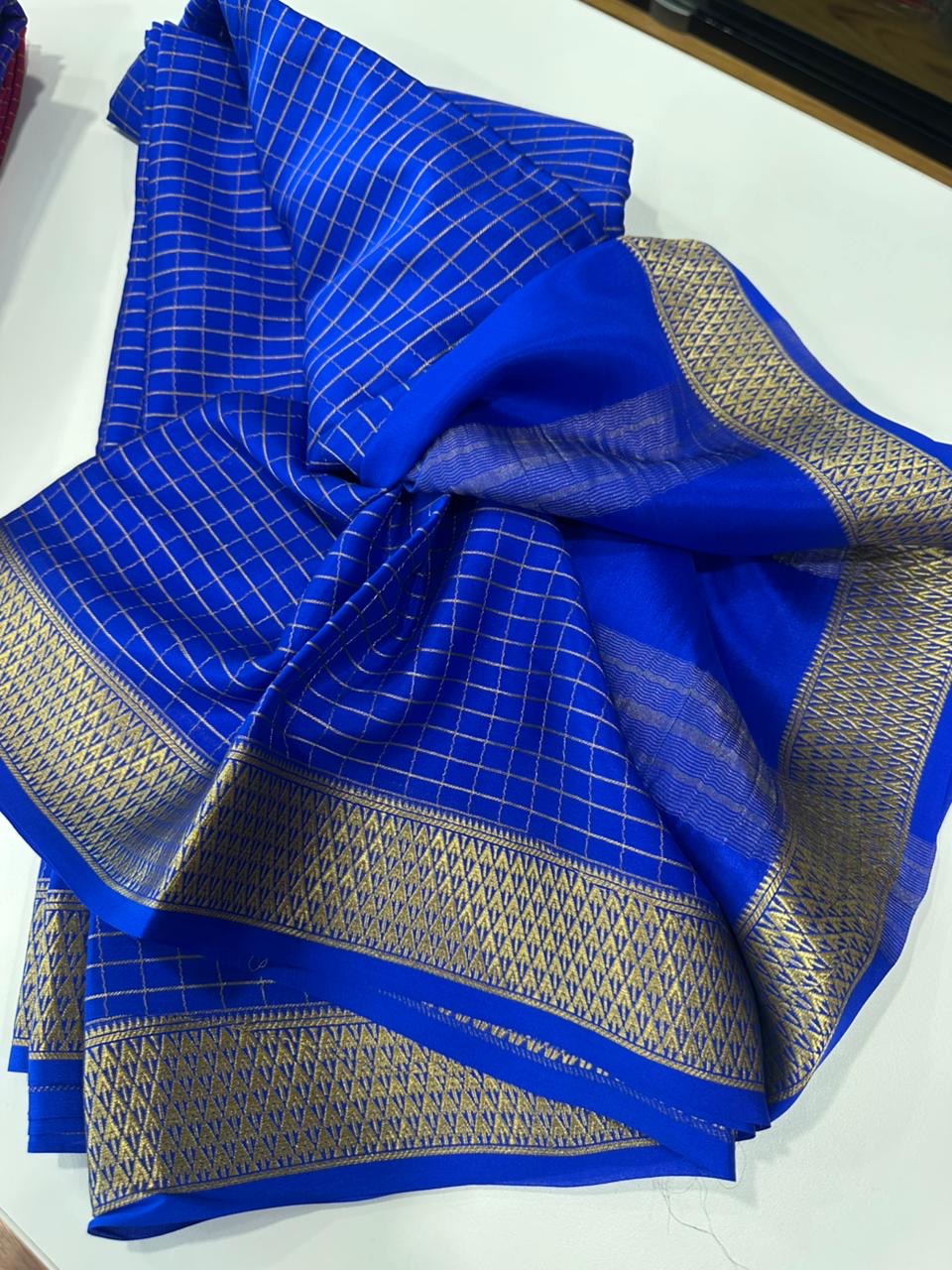 Traditional pattern which comes with beautiful color combination