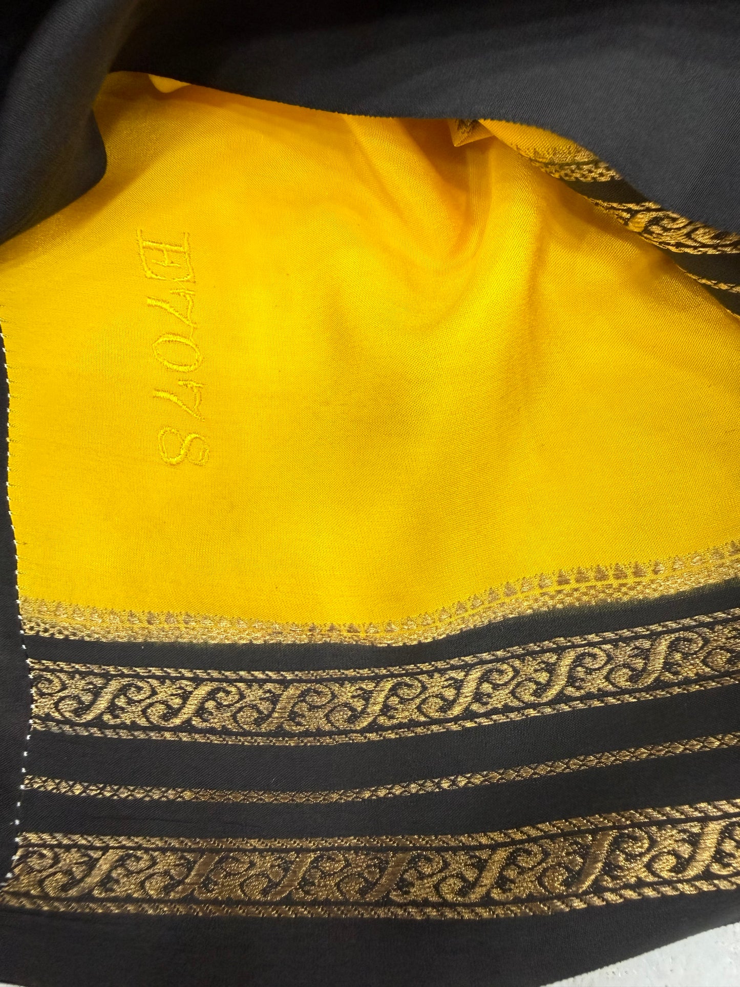 Pure zari contrast