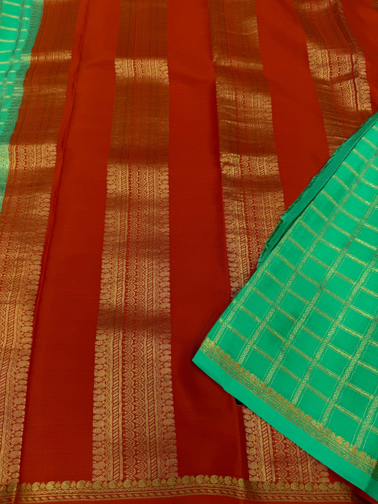 Self checks contrast pallu